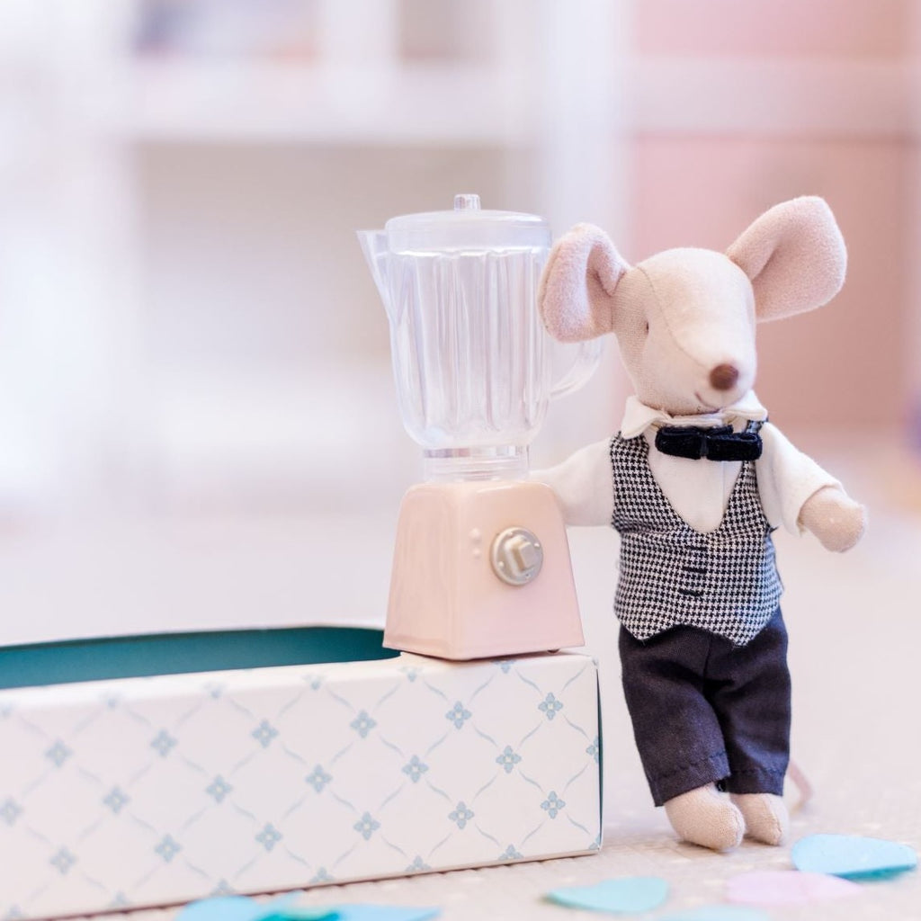 Waiter mouse holding mini blender on box 