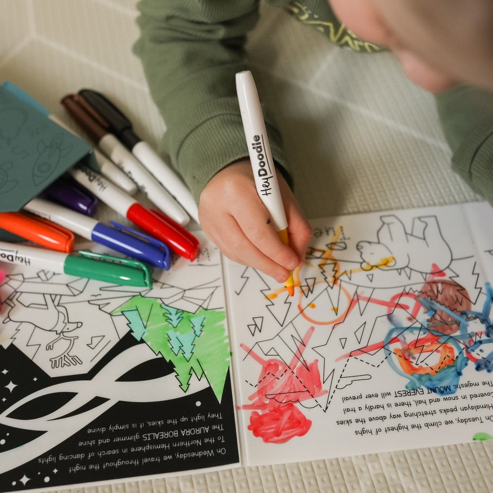 Child drawing with Hey Doodle - Foldable tales book 