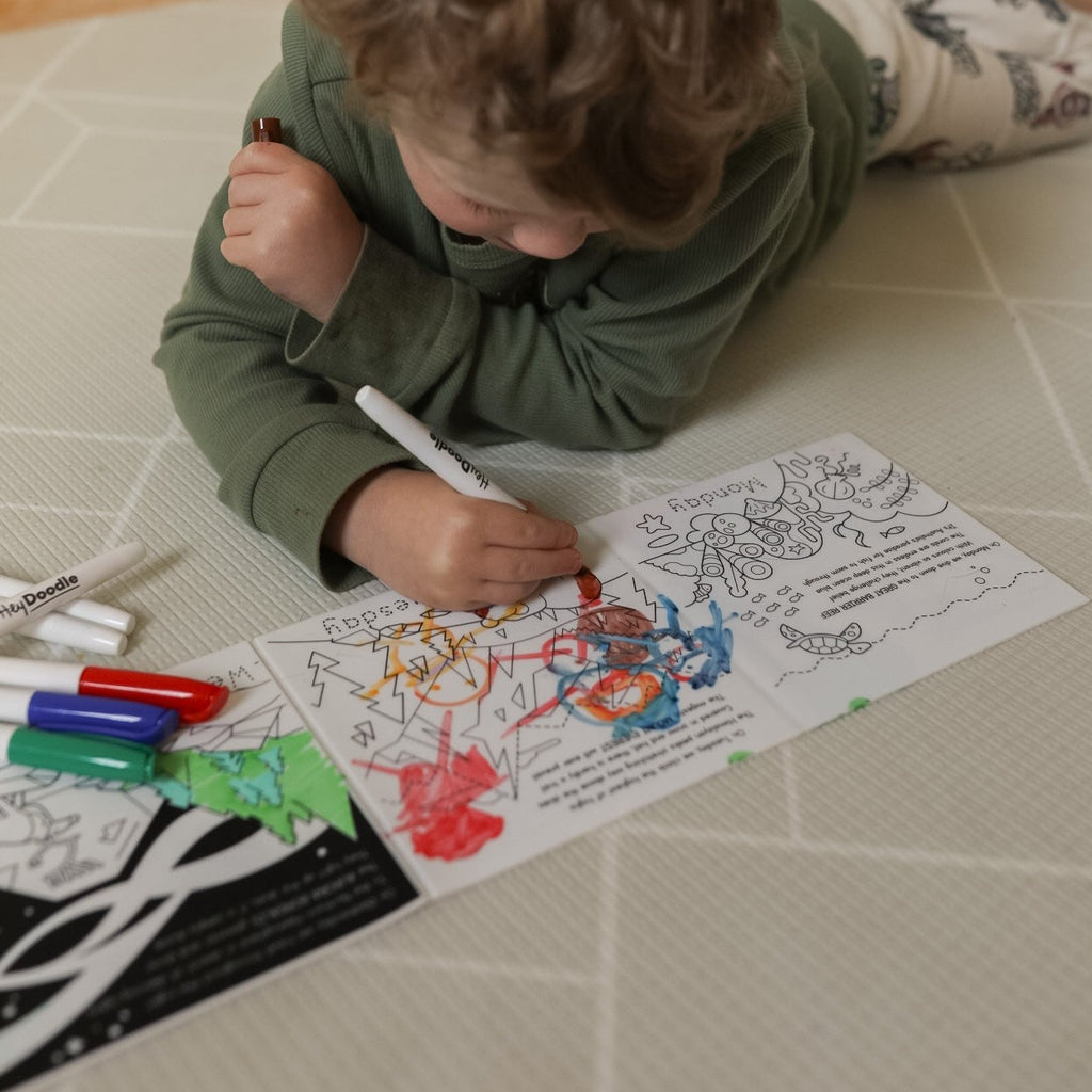 Child drawing with Hey Doodle - Foldable tales book 